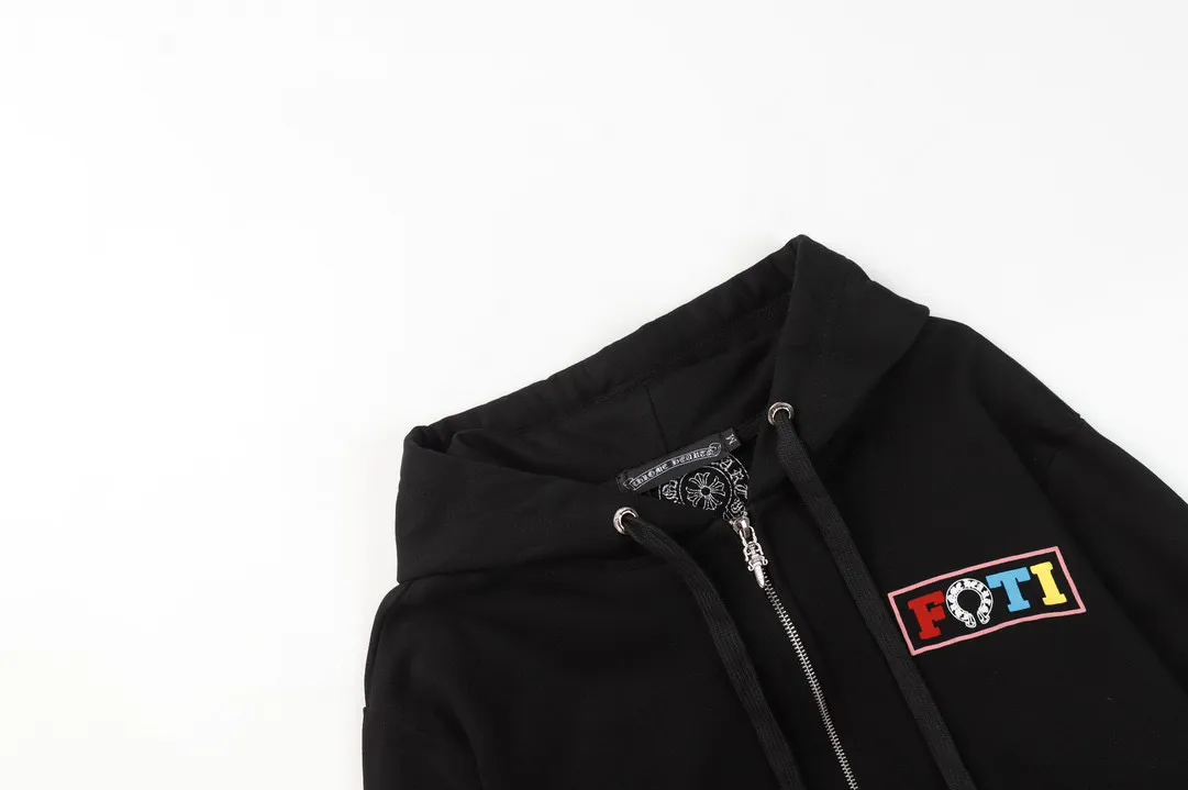 Q15—P230 -Chrome Hearts/Chrome Hearts printed zipper sweatshirt cardigan jacket -420 grams of high-density, high-quality wool, soft, delicate and skin-friendly, soft and silky to the touch, warm and skin-friendly -The hardware and zipper accessories are all customized and full of details -Colour: black -Size: S M L XL